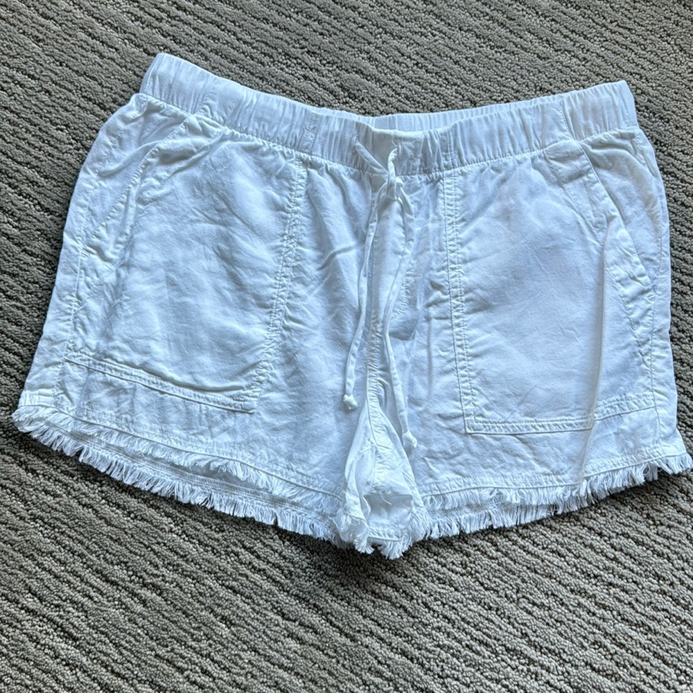 Bella Dahl Frayed Pocket Shorts